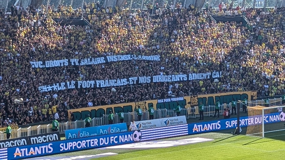 #FCNAJA CVC, DROITS TV, SALAIRE INSENSÉ : LABRUNE
ENCULE LE FOOT FRANÇAIS ET NOS DIRIGEANTS AIMENT ÇA !
LABRUNE EST UNE SALOPE 🎶