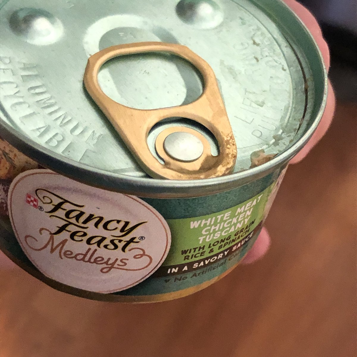 Had to throw away some noms today. Pretty sure this is Walmart’s fault and not <a href="/FancyFeast/">FancyFeast</a>’s (already sent you guys a DM thanks for being a great company that takes care of messes like this). Of course it was chickenyum yet again.