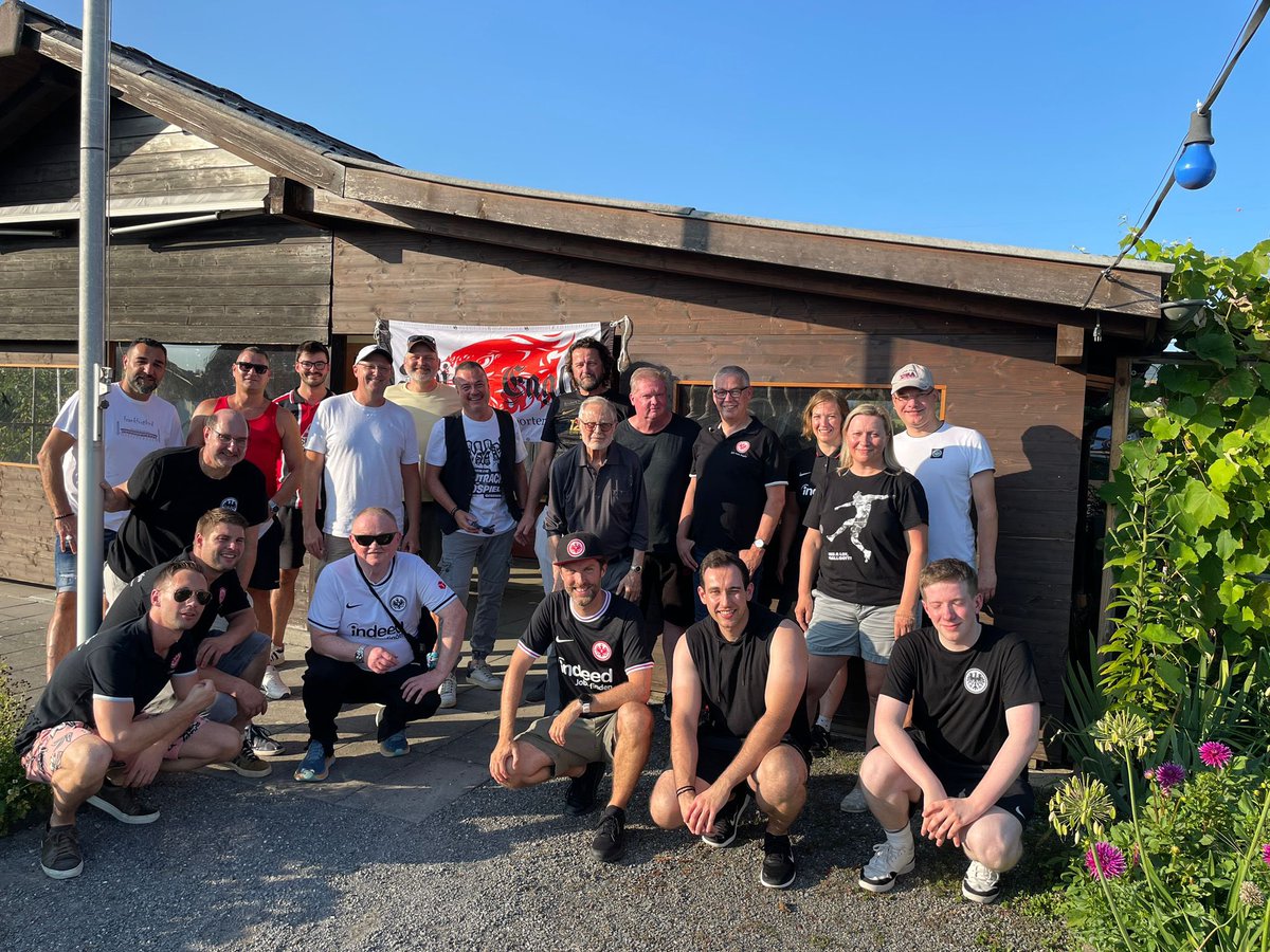 Der <a href="/EaglesEfc/">EFC Swiss Eagles</a> feierte gestern sein Sommerfest mit der Generalversammlung und anschliessendem 1. Spieltag #BVBSGE <a href="/Eintracht/">Eintracht Frankfurt</a> , die Stimmung war gut, das Ergebnis dann eher weniger