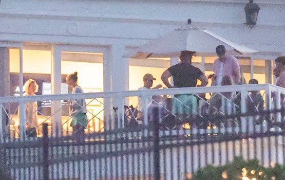 📌 Gigi Hadid na casa de Taylor Swift em Rhode Island.
