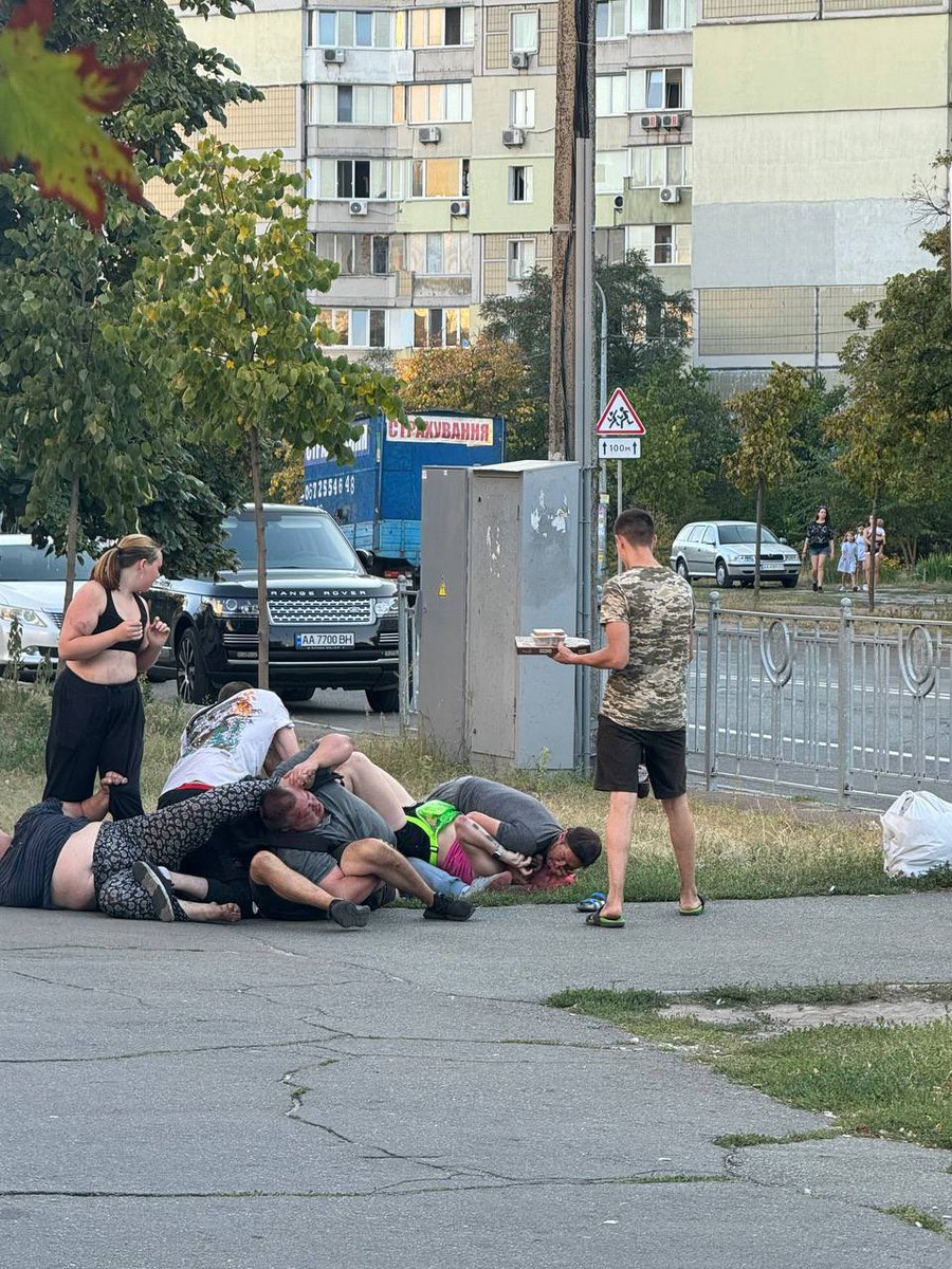 antonohaio's tweet image. Звичайний день на Дарниці