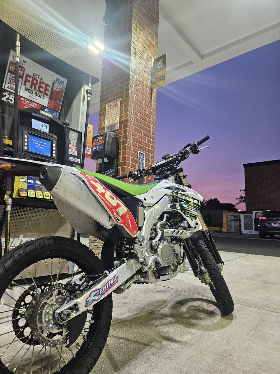 TheMotoKing1's tweet photo. Enjoy the nights 🌙 #MotoFamily https://t.co/JnaaeyJl5M