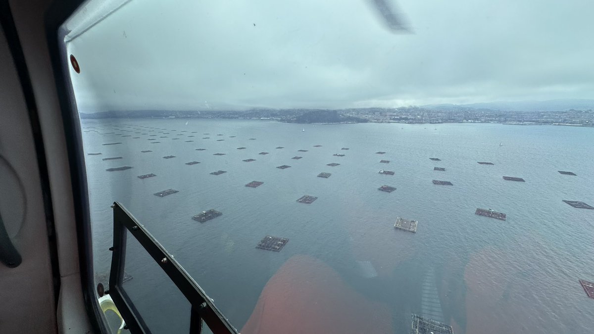 Sometimes it’s worth enough with the views. Mussel farming #viewfromthecrew #hems #sothatothersmaylive Ás veces as vistas son un plus. Bateas. #hems #paraqueoutrosvivam
