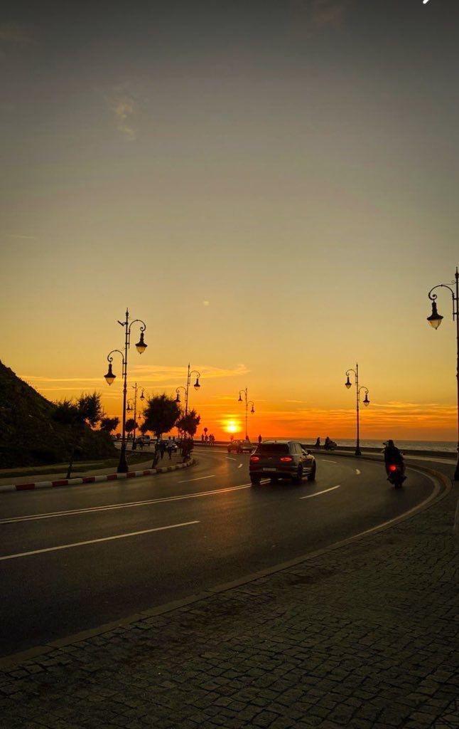 caffienechannel's tweet photo. شفتي غياب الشمس وش لون ملهمْ
 جاب لغيابـك عنـدي الفين  طاري

انتي  غيابك عاتـم وحيـل مظلم ْ
لكن غياب الشمس كان اضطراري

لافي السرحاني 

@lafi__i https://t.co/BsRQwO2EMS
