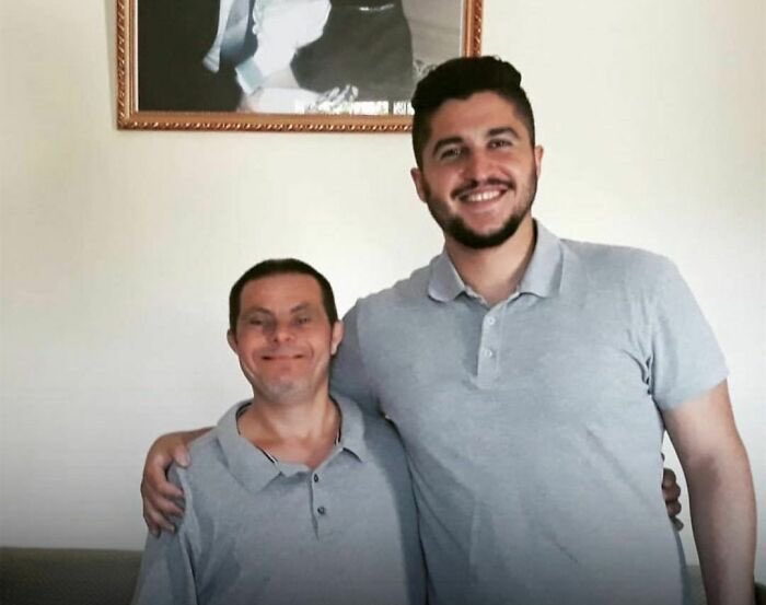 RelatocuriosoK's tweet photo. Sader Issa, estudiante sirio que se está formando para ser dentista, fue criado por un padre con síndrome de Down.

Su padre, Jad, tiene una enfermedad genética que hace que una persona tenga tres copias del cromosoma 21 en lugar de las dos copias habituales, lo que provoca problemas de aprendizaje y retraso en el desarrollo. La enfermedad no ha supuesto que la infancia de Sadar haya carecido de amor, apoyo y orientación en ningún sentido. Su padre, Jad, le dedicó a su único hijo toda la atención que pudo y se aseguró de que se centrara en sus estudios. El trabajador de una fábrica de trigo también se ha convertido en un pilar importante de la comunidad debido a su altruismo. Según la Sociedad del Síndrome de Down, si uno de los padres lo padece, existe una probabilidad del 35% al 50% de que el niño herede la enfermedad. La mayoría de los hombres con esta enfermedad no pueden tener hijos, mientras que algunas mujeres sí pueden, lo que hace que la historia de Sader y Jad sea aún más especial. Sader dijo: "Estoy orgulloso de mi padre. A lo largo de mi vida, ha sido el mayor apoyo para mí cuando lo necesitaba".