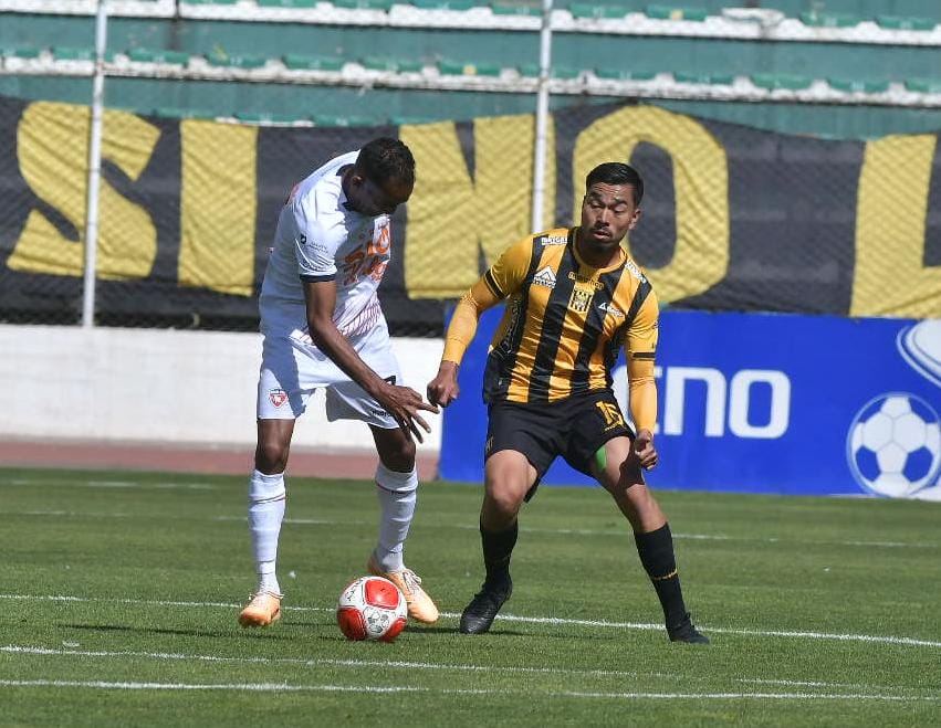 LosTiemposBol's tweet photo. #FinDelPartido
The Strongest derrotó 3-1 a Royal Pari por la fecha 13 de la Liga Tecno 🏆.
⚽ Doblete de Bruno Miranda y gol de Michael Ortega para el ' Tigre', mientras que Matheus Alves descontó para la visita.
🟥 Luciano Ursino salió expulsado en The Strongest.}
📸APG https://t.co/3j22caWoDx