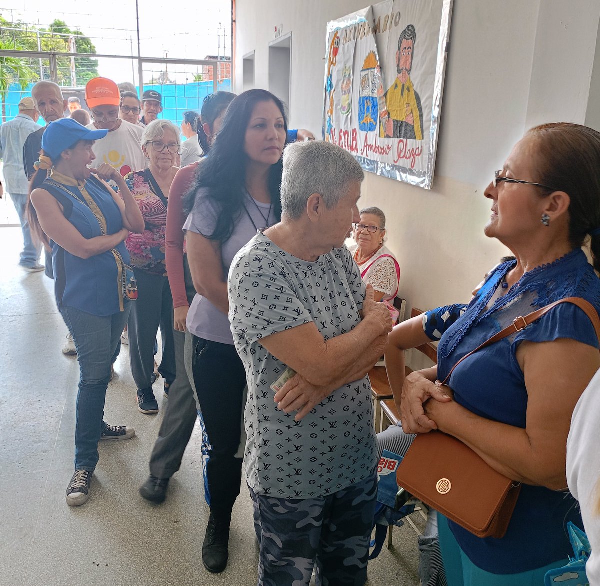 Muchos venezolanos hicieron filas hoy para votar en la Segunda Consulta Popular de las Comunas, donde se deciden los proyectos que tendrán prioridad para recibir financiamiento en las comunidades. #Cuba #Venezuela #CDRCuba #ComunaONada
