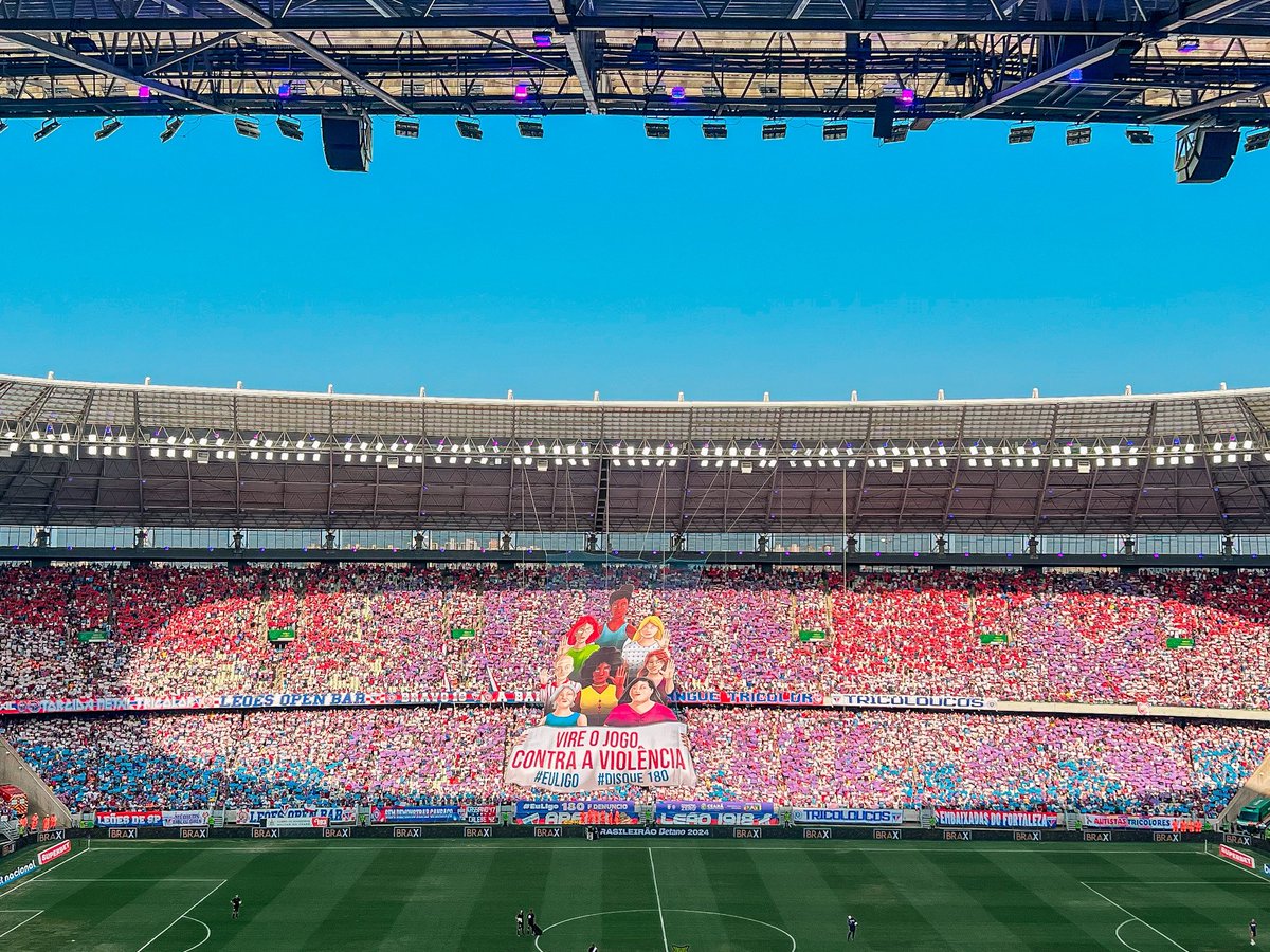 jofariasm_'s tweet photo. Haja coração! @FortalezaEC é o líder do Campeonato Brasileiro 2024.

Hoje é dia de parabenizar duplamente o time de Vojvoda. Eles entraram em campo com uma campanha contra o feminicídio, apresentando um lindo mosaico. 

Que orgulho ver essa luta se tornando de todos! 💪💙 https://t.co/eDzJTur4pO