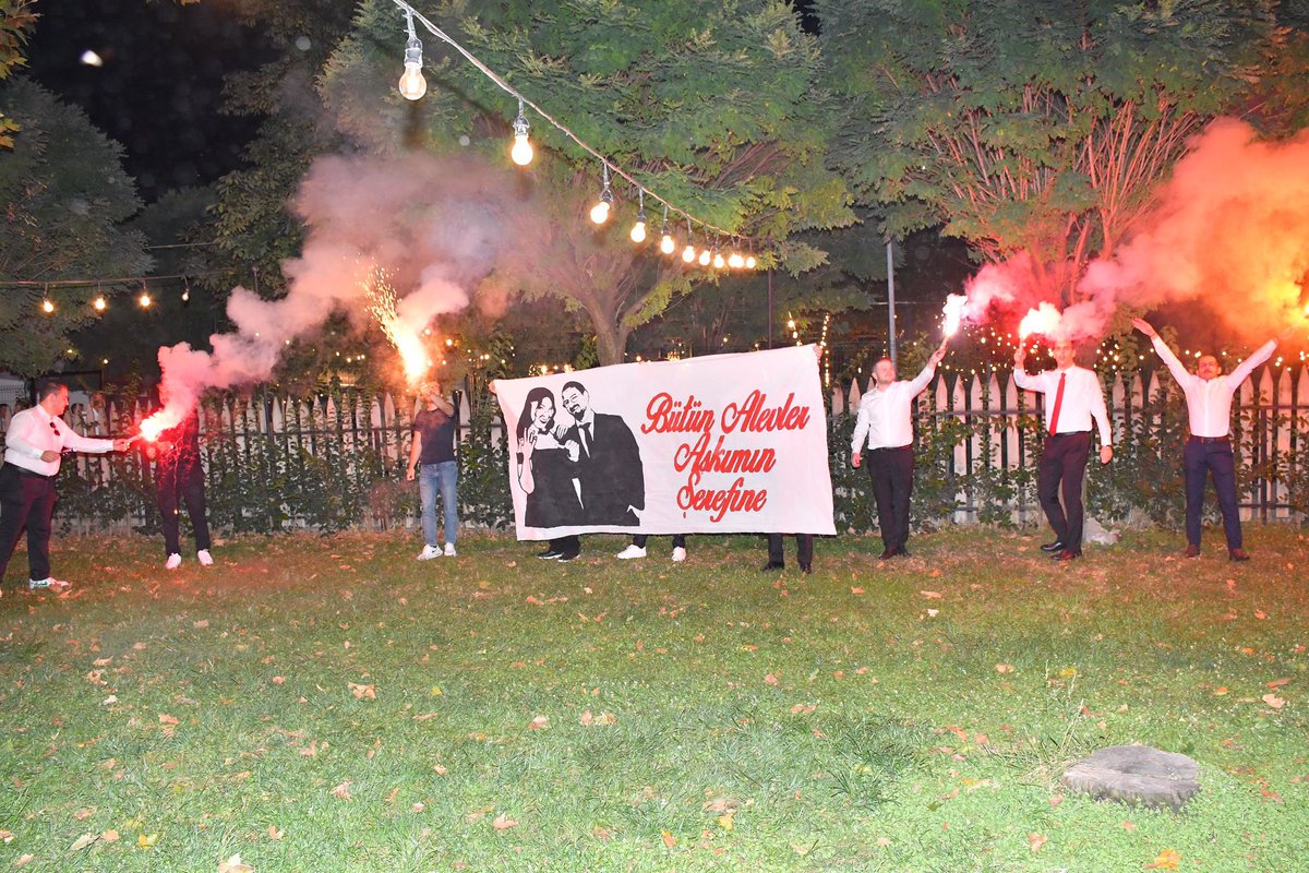 Dünya evine giren değerli mezunumuz Oğuz Berk Özeş ve kıymetli eşi Gizem Hanım’ı tebrik ediyoruz. Bir ömür boyu mutluluklar dileriz.