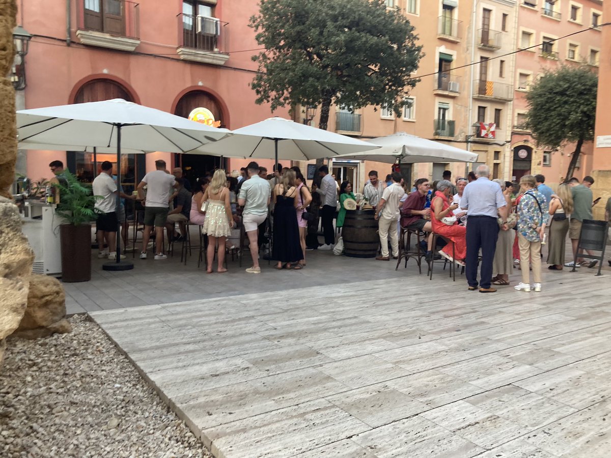 Festa per guiris al Play Off del Fòrum, amb música a tope i ocupació de l’espai públic impedint el pas. Això és el que ens està quedant al barri… com trobo a faltar l’As Crechas! I tants altres!