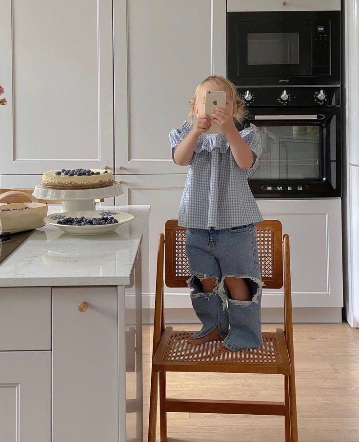 __________________________________
  Instagram 
 ← ⚪ Vic🌙 ⠇
Hoy es tarde de cocina mientras, mis hermanitos duermen la siesta 🥧
≡       ↴        ⌂        ⌕       ⊞      ♡