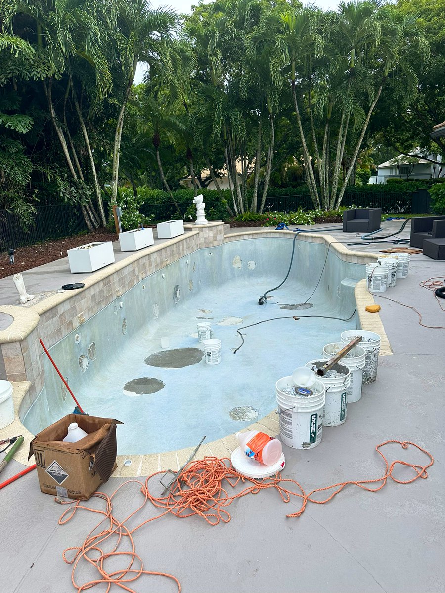 livbrandss's tweet image. Good lord have mercy🫠 #poolrestoration #pool