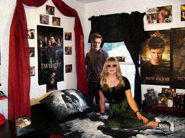 whotfisjovana's tweet photo. this is one of my new favorite pictures. Stevie Nicks casually hanging out in a Twilight inspired room, 2011. https://t.co/TAb1vrw7Di