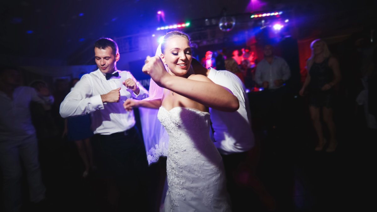 🪩 Want to keep your wedding guests dancing all night? 9 tips to get everyone on the dance floor at your reception: weddingwire.com/wedding-ideas/…