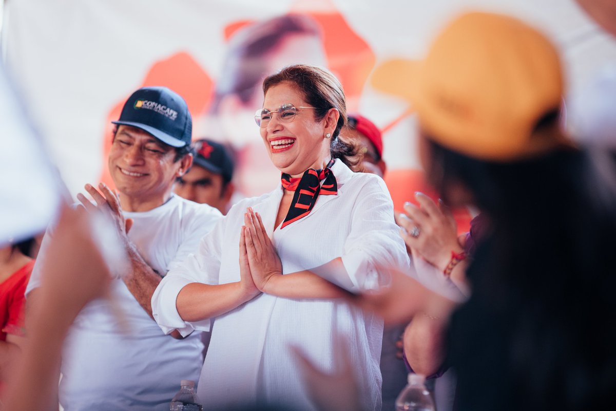 El complejo deportivo en Cofradía, Cortés, fue insuficiente para recibir a todo el pueblo Libre que llegó a ratificar su apoyo a la próxima Presidenta <a href="/riximga/">Rixi Moncada</a> 🌺
<a href="/PartidoLibre/">Partido Libre</a>