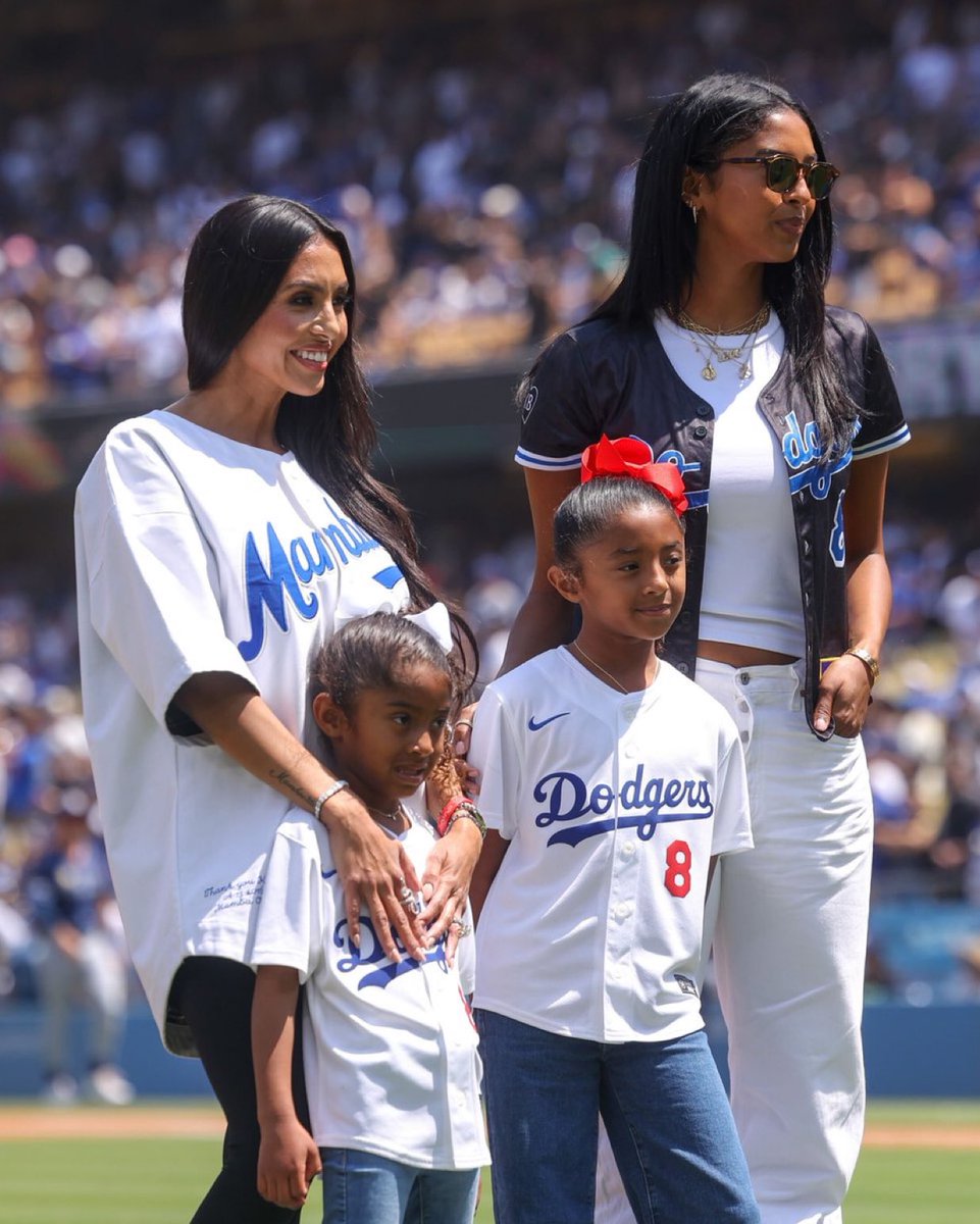 The Bryant family today at Dodger Stadium 💙