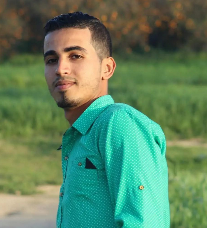 pepperbloom's tweet image. i drew a new portrait for my brother Abod, whose campaign i manage with @valkwise.

last night, Abod sent me audio clips of shelling and tanks around his shelter. today, he was too sick to chat for long.

Abod's at 17% of his goal! can you give $10 today? gofund.me/c37b0ca7