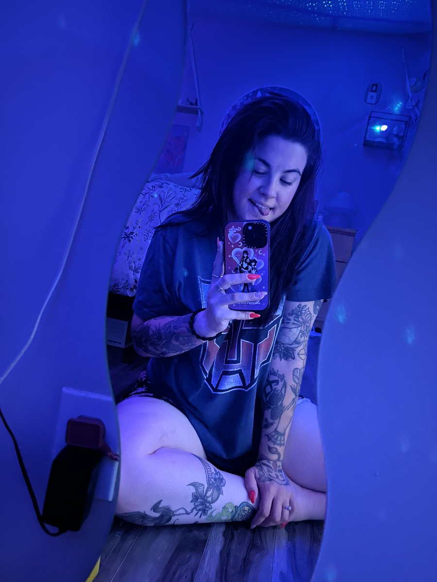 is0latedthinker's tweet photo. Take a picture in my shirt… your don’t have to ask me twice 😘 https://t.co/mOEFRWlTGh