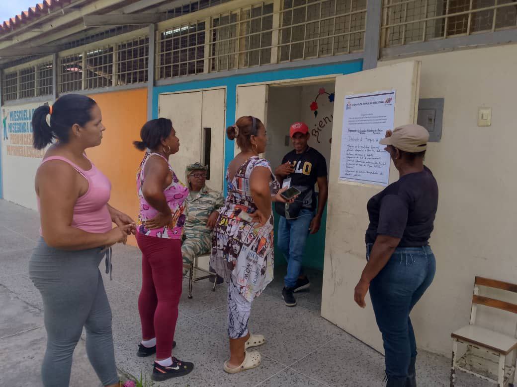 Noti_Barlovent0's tweet photo. 🗳️ El Alcalde @Johan_CastroP y los habitantes de Buroz participan activamente en la segunda Consulta Popular Nacional 2024, donde se seleccionan los proyectos priorizados para la asignación de recursos. 

¡Tu voz cuenta! 💪 

#ConsultaPopularNacional2024 #Buroz https://t.co/lumSOn2MYR