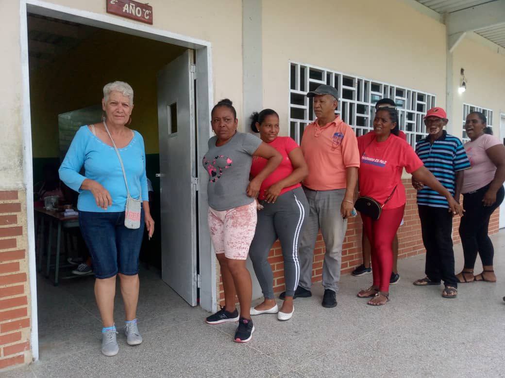 🗳️ El Alcalde <a href="/Johan_CastroP/">Johan Castro Palacios</a> y los habitantes de Buroz participan activamente en la segunda Consulta Popular Nacional 2024, donde se seleccionan los proyectos priorizados para la asignación de recursos. 

¡Tu voz cuenta! 💪 

#ConsultaPopularNacional2024 #Buroz