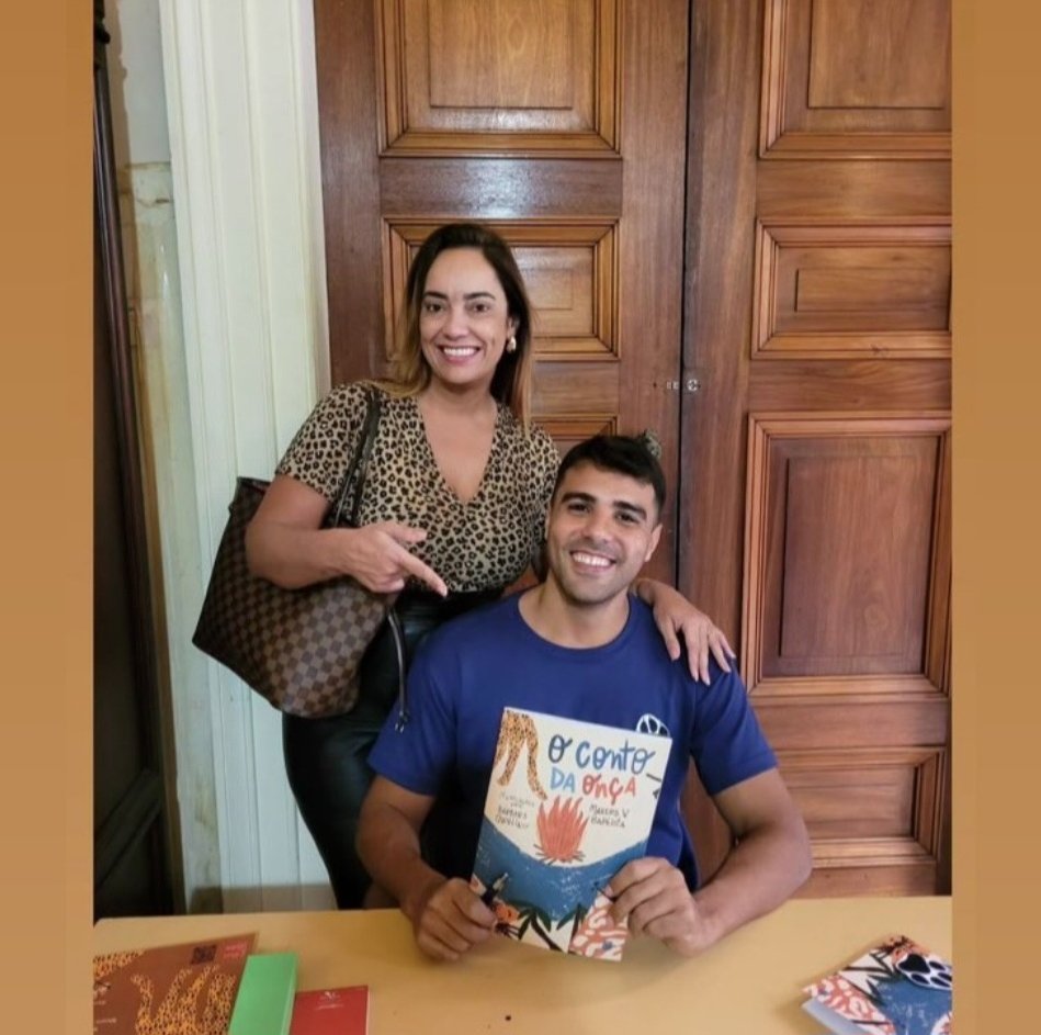 de_edicoes's tweet photo. @marcosvbap lançando seu lindo O CONTO DA ONÇA no Museu da República, no Rio. 
Conheça esta bela obra no site da editora: 
https://t.co/SoOUyX0dLo

#livroinfantil #livroinfantojuvenil #infantil #folhasderelvaedições https://t.co/zlff7wQOR6