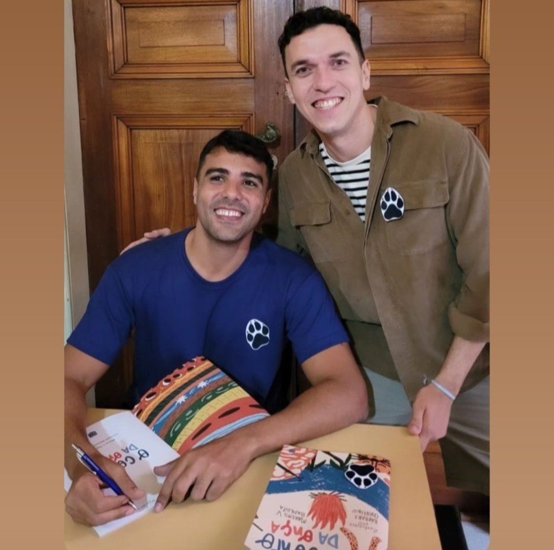 de_edicoes's tweet photo. @marcosvbap lançando seu lindo O CONTO DA ONÇA no Museu da República, no Rio. 
Conheça esta bela obra no site da editora: 
https://t.co/SoOUyX0dLo

#livroinfantil #livroinfantojuvenil #infantil #folhasderelvaedições https://t.co/zlff7wQOR6