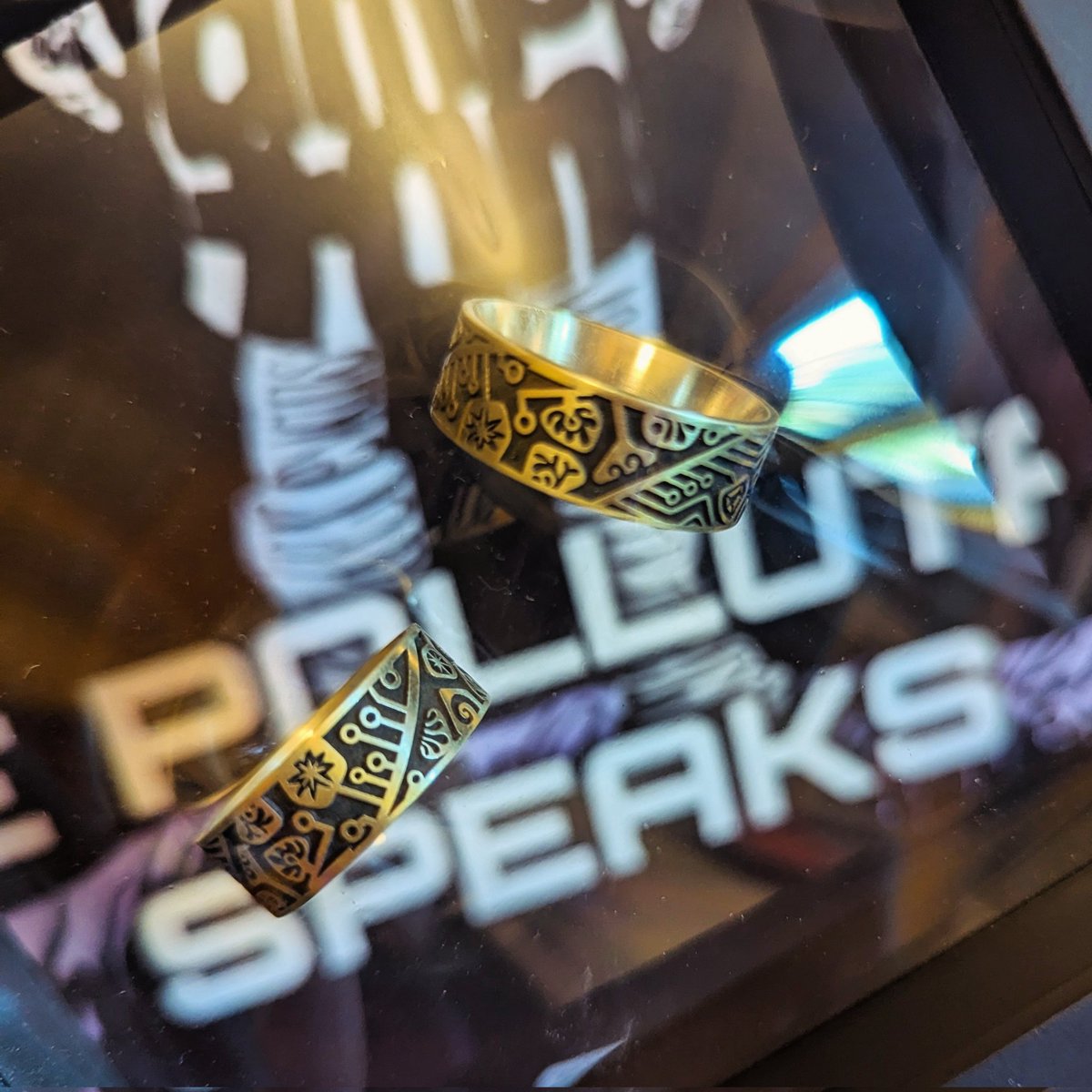 cannotbegrouped's tweet image. Most over-the-top merch? Maybe. Two "Visitor Rings" from The Pollutant Speaks, made by the amazing Abi Cochran. 

NB: Rings do not arrive pre charged with dark energy.

Ebook FREE for the next 48 hours. 

mybook.to/thepollutantsp…

#sf #sciencefiction  #ebook #merch #rings