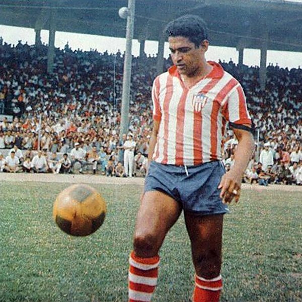 #UnDiaComoHoy 
juega por única vez con <a href="/JuniorClubSA/">Junior FC</a> Manoel Francisco Dos Santos, "mané", o "Garrincha".
Arregló US$600 por partido jugado, hospedaje indefinido en el hotel Majestic y 2 tiquetes abiertos para usar en cualquier momento