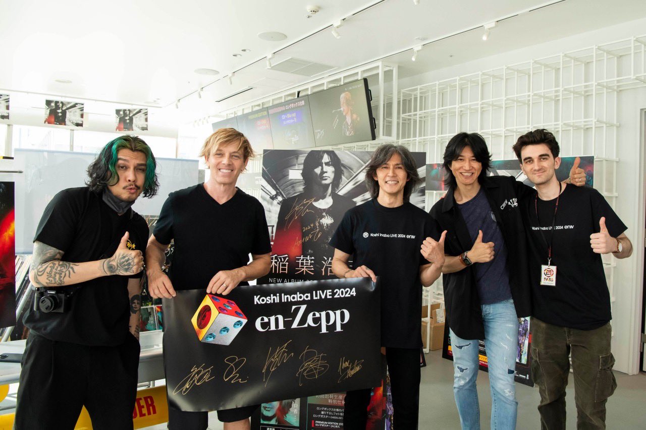 [希少！激レア！]B'z稲葉浩志ライブ2010enII サポートメンバーピック B'z - B'z added a new photo.