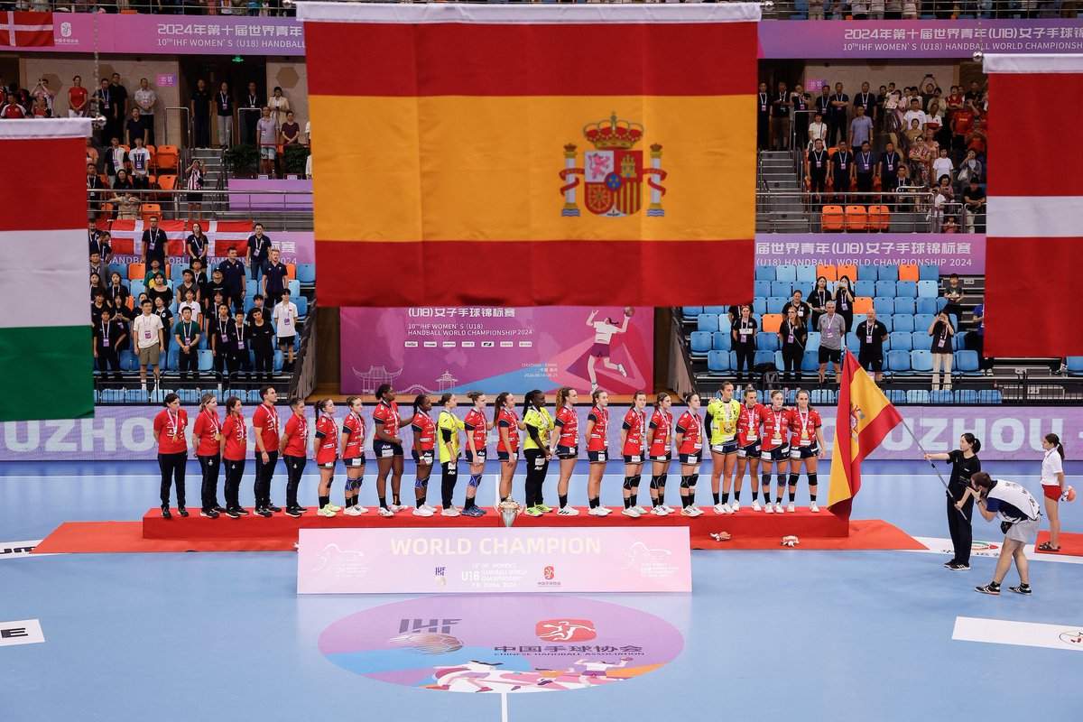 😍 El futuro del balonmano español pide paso.

🏆 Las #GuerrerasJuveniles son 𝒄𝒂𝒎𝒑𝒆𝒐𝒏𝒂𝒔 𝒅𝒆𝒍 𝒎𝒖𝒏𝒅𝒐. 

¡Enhorabuena!