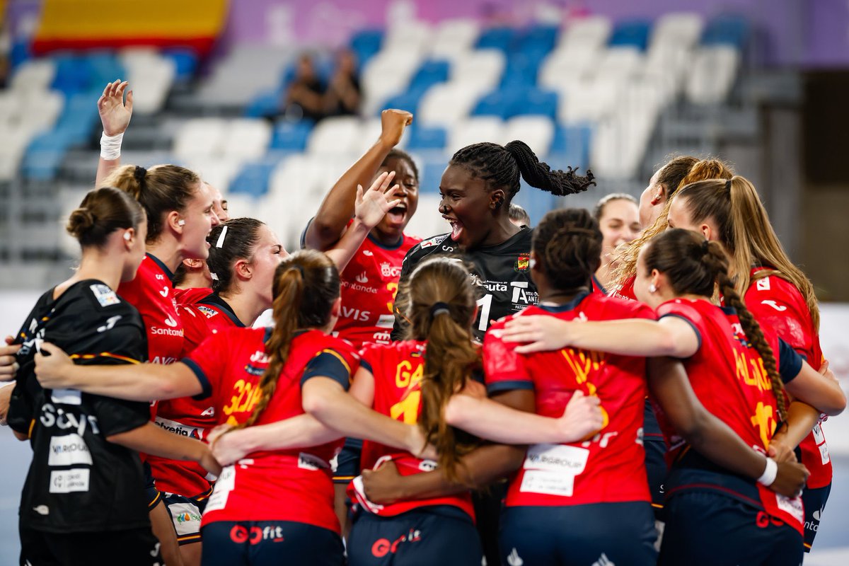 deportegob's tweet photo. 😍 El futuro del balonmano español pide paso.

🏆 Las #GuerrerasJuveniles son 𝒄𝒂𝒎𝒑𝒆𝒐𝒏𝒂𝒔 𝒅𝒆𝒍 𝒎𝒖𝒏𝒅𝒐. 

¡Enhorabuena! https://t.co/C59QARU29K