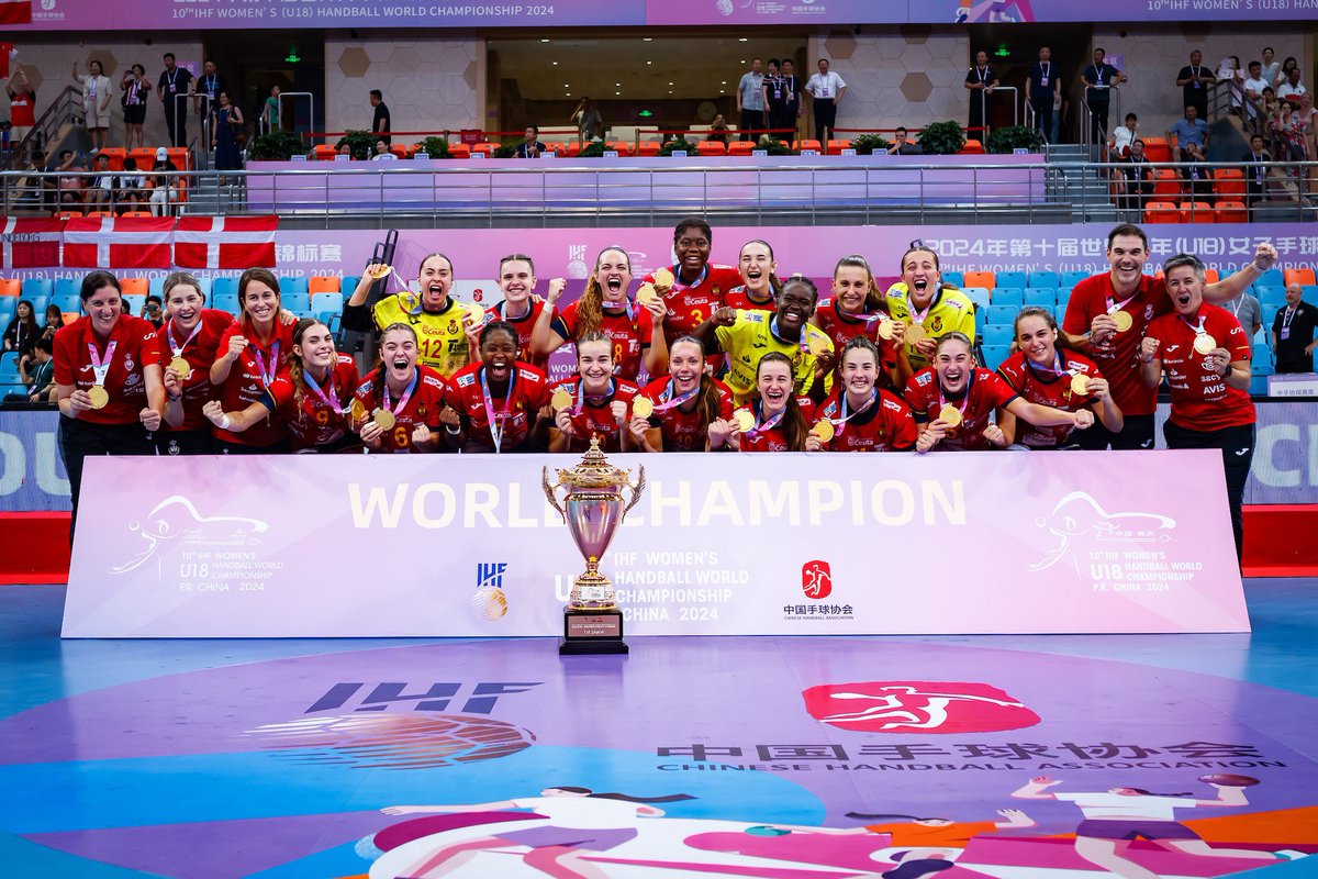 deportegob's tweet photo. 😍 El futuro del balonmano español pide paso.

🏆 Las #GuerrerasJuveniles son 𝒄𝒂𝒎𝒑𝒆𝒐𝒏𝒂𝒔 𝒅𝒆𝒍 𝒎𝒖𝒏𝒅𝒐. 

¡Enhorabuena! https://t.co/C59QARU29K