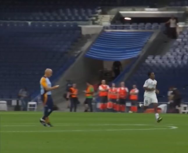RMadridFrance_'s tweet photo. Endrick qui s’entraîne avec Pintus après le coup de sifflet final.😤 https://t.co/cj35gbLFIV