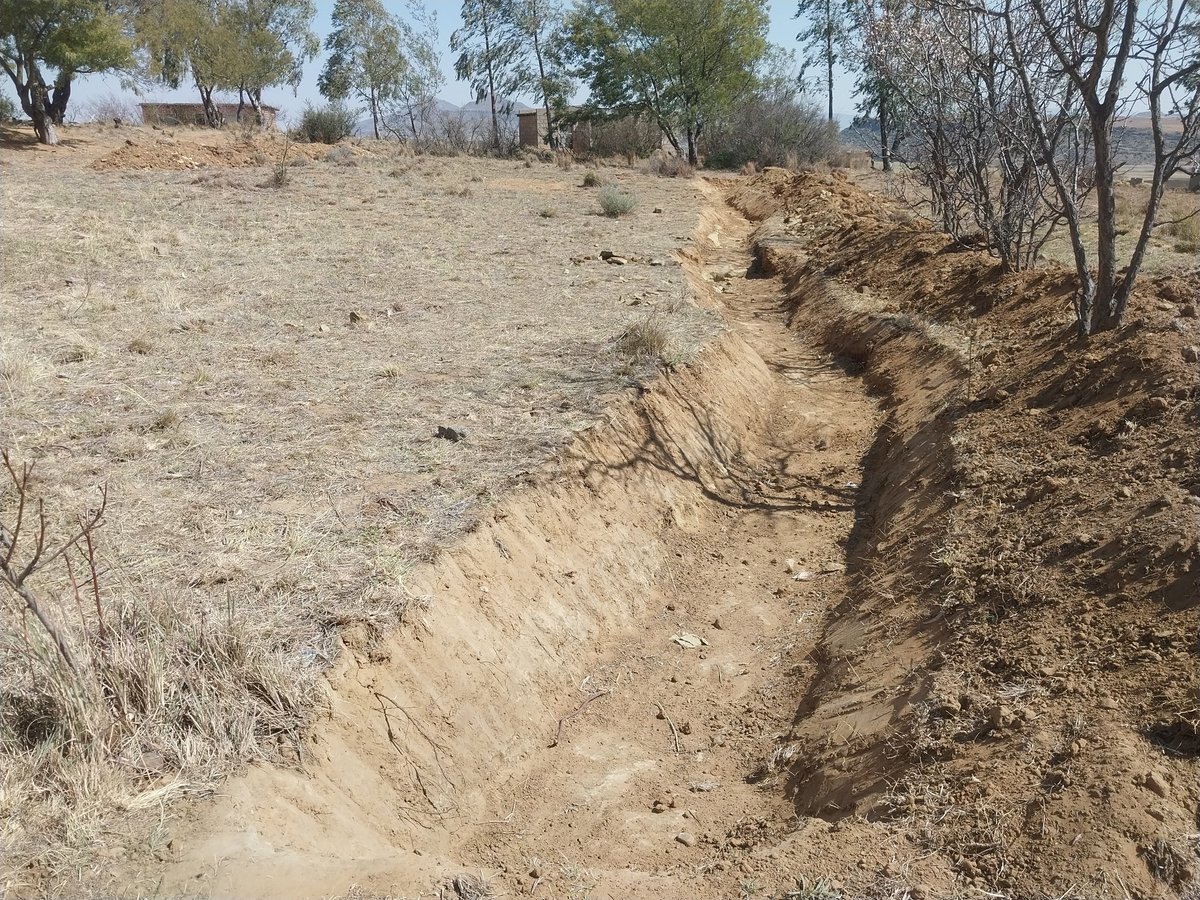 Ivanyles's tweet image. Ready to receive rain. Are you? Heroic work at Litlhakaling. #Permaculture #Swales