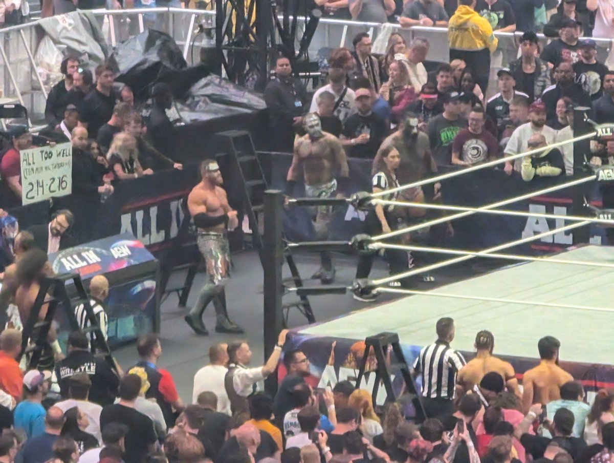 JBrownX13's tweet photo. @SNM_Buddy finally get to see one of my favourite wrestlers in person 💛🖤 https://t.co/ROk0E91kc1