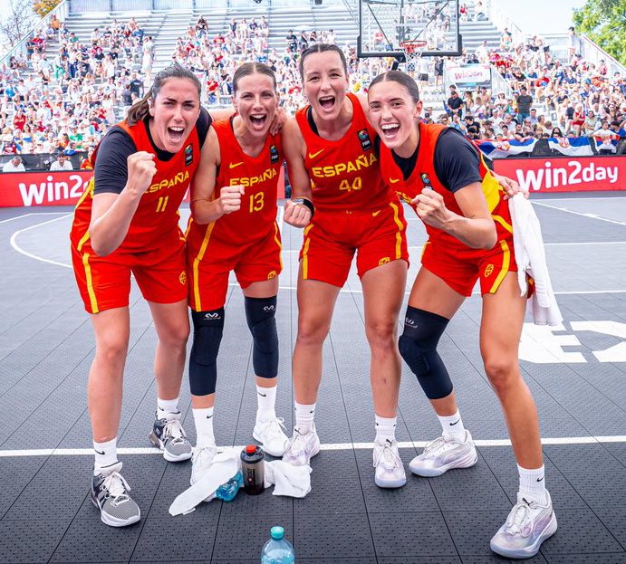 gsole14's tweet photo. 🚨🏆CAMPEONAS de EUROPA 🏆🚨

@sygueravide13
@vegagimeno 
@juanacamilion 
Gracia Alonso de Armiño

Plata Olímpica 🥈 y Oro Europeo 🥇 en apenas un mes 🤯 https://t.co/ocWy27DivE