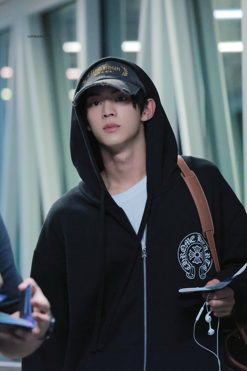 doughnut0130's tweet photo. 240826 MFM 출국 HD

이번 마카오행 고생했어🫳🏻🫳🏻

#천재똥강아지 #DOHOON #도훈 
#TWS #투어스 #ドフン #トゥアス https://t.co/ez3TyCrg94