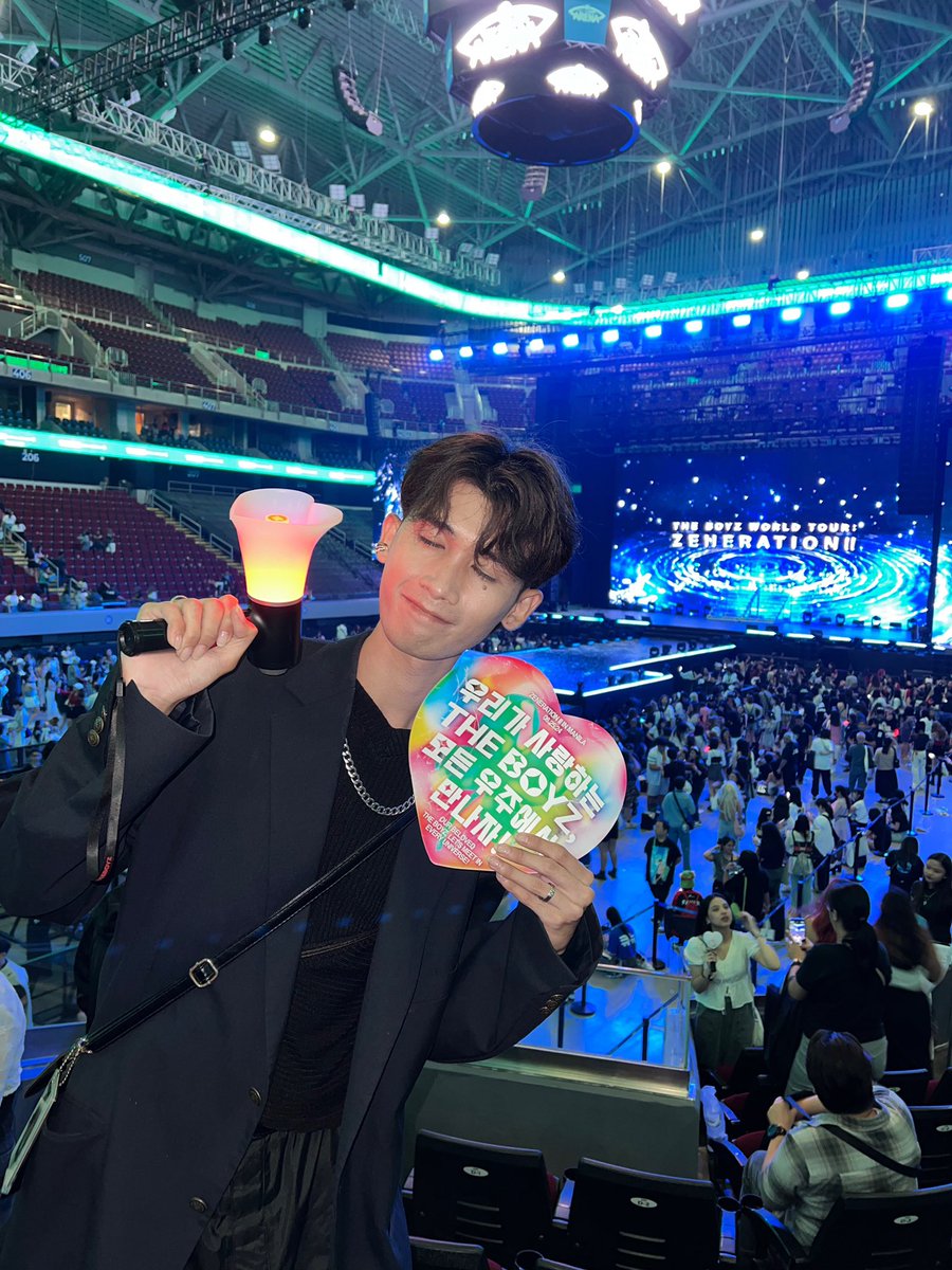 imoonlightkev's tweet photo. just dropped by to say that i saw my best boyz tonight! i love you so so much @WE_THE_BOYZ 😭🤍

#ZENERATION2 https://t.co/2W1BHH9otM