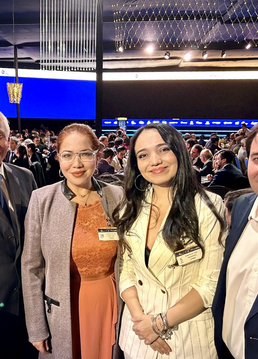 adrianariverav's tweet photo. En la cena de negocios mineros de AIA, junto a Dominique Viera, Presidenta de APRIMIN 
La determinación y el talento de las mujeres están liderando el camino👏🏻
Cada vez más mujeres ocupando puestos clave en todas las áreas de la minería.
#MujerYMinería #Minería #AGREMA #APRIMIN https://t.co/sQQcsfx8ER