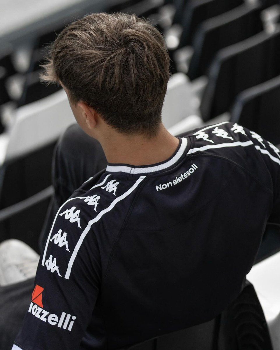 🦅 Le maglie dello Spezia firmate Kappa.

La 1ª maglia è ispirata al 1999-20, la stagione degli "Invincibili" in cui lo Spezia non perse neanche una partita.

La divisa away omaggia lo stadio "Picco" lo storico ingresso Monumentale raffigurato tono su tono sulla parte frontale.