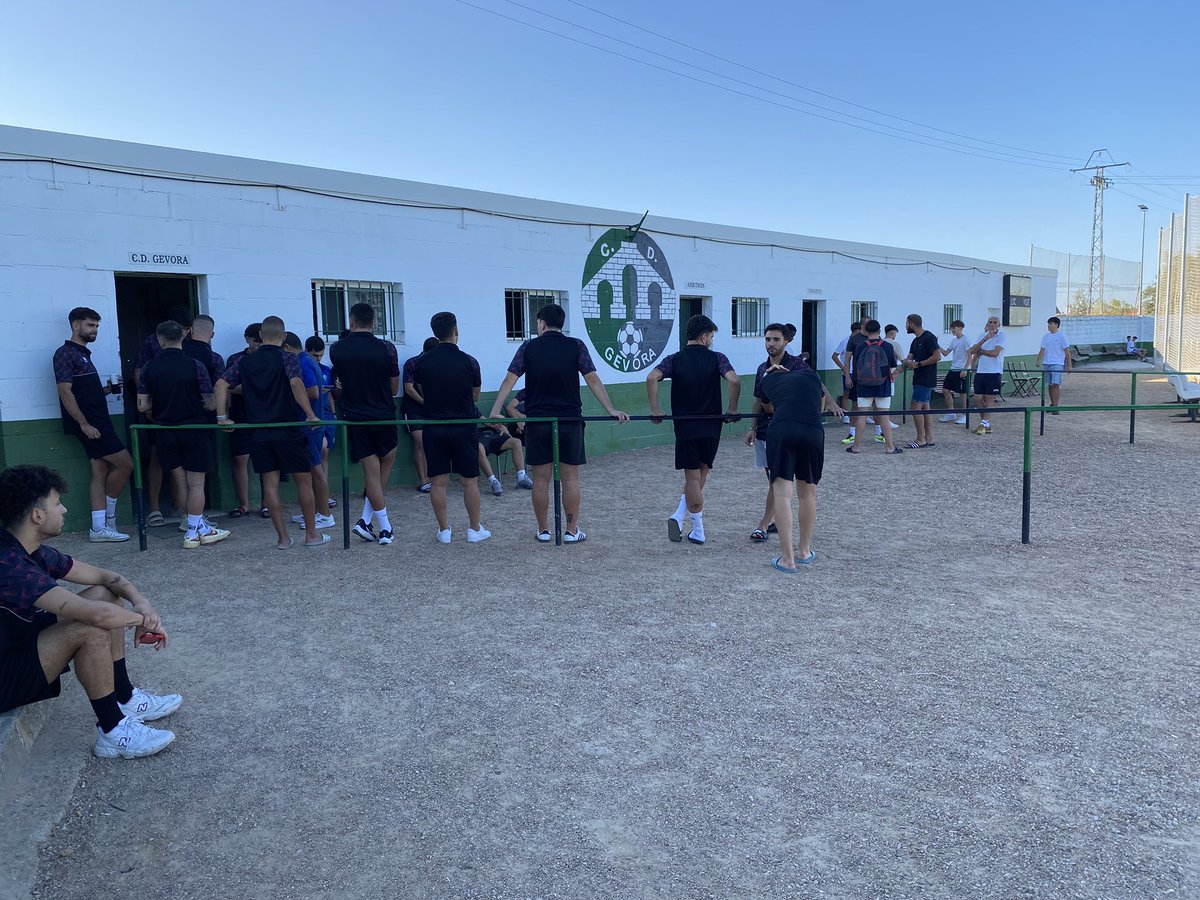 CdGevora's tweet photo. 👋 ¡Hola @CDZafra! Ya están los nuestros y el equipo rival en el Municipal de Gévora. 

😉 ¡Bienvenidos! 

#SomosUnaFamilia
#PretemporadaCDG https://t.co/7NcE82Kgv8