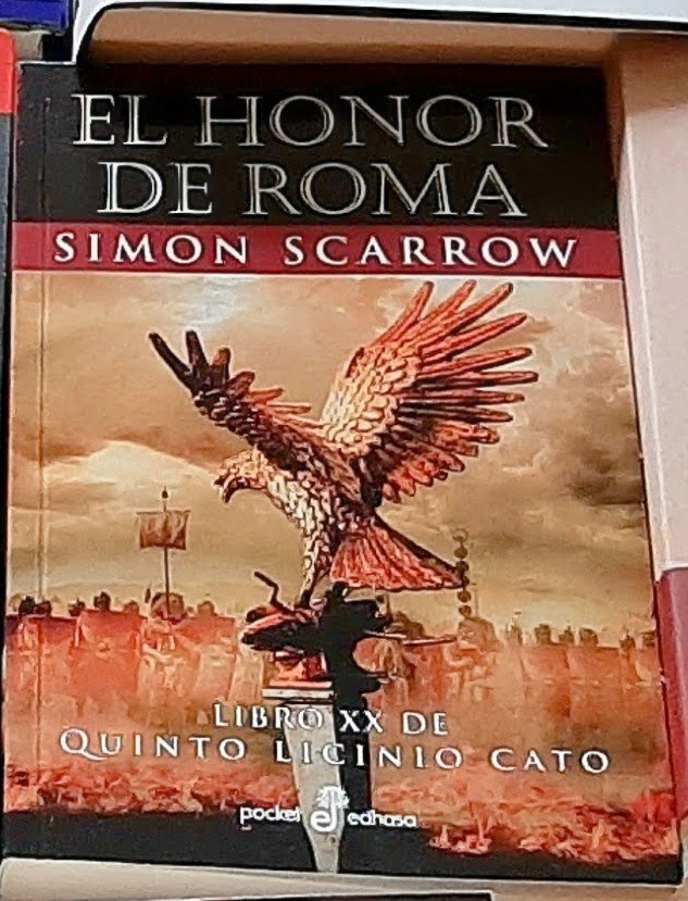 FlyingFlying62's tweet photo. Y la de entretenimiento con más #Scarrow en @edhasaeditorial: El honor de #Roma. Las dos sobre los turbulentos años de la conquista de Britania y la rebelión de #Boudica. Dos maderos #Montalbano y #Brunetti, #Camilleri y #DonnaLeon. La edad de la duda, @SalamandraEd https://t.co/lUbp1HrXzJ