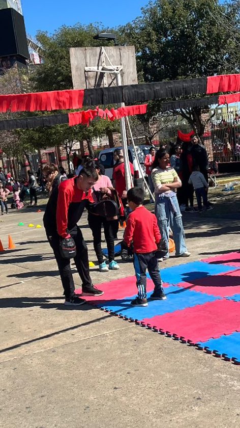 Un día sos campeón del mundo pero también vas a TU CLUB a enseñarle a los nenes a boxear mientras festejan su día 🔴⚫ El rusito es lo más grande que hay 🥊