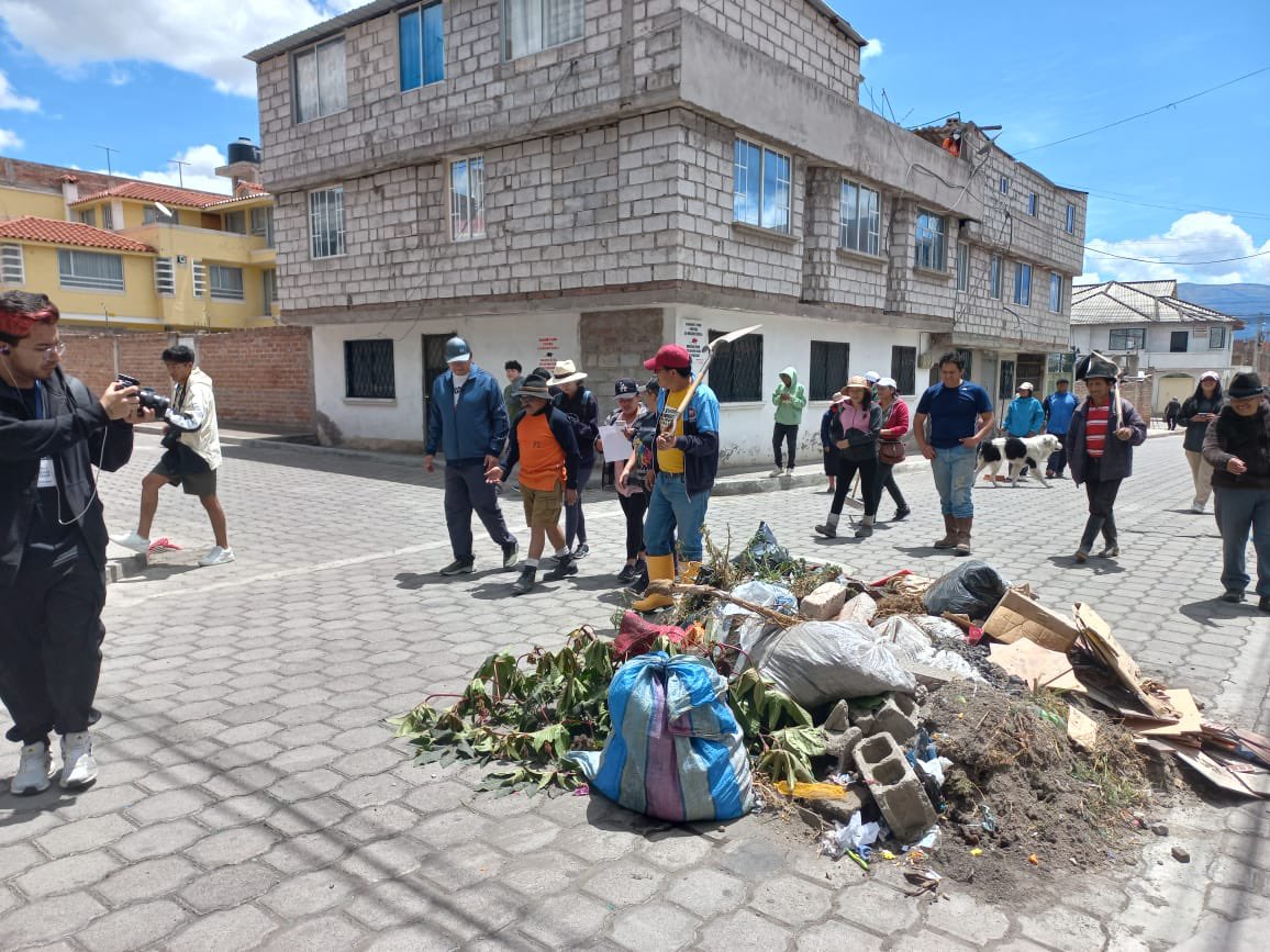 Municipio Riobamba (@muniriobamba) on Twitter photo Vecinos comprometidos con la ciudad, participaron de las actividades de limpieza de sus sectores. En Llactapura, compartieron esta jornada con la presencia del alcalde <a href="/johnvinueza/">El John Vinueza</a>
#RiobambaLimpia Vecinos comprometidos con la ciudad, participaron de las actividades de limpieza de sus sectores. En Llactapura, compartieron esta jornada con la presencia del alcalde <a href="/johnvinueza/">El John Vinueza</a>
#RiobambaLimpia