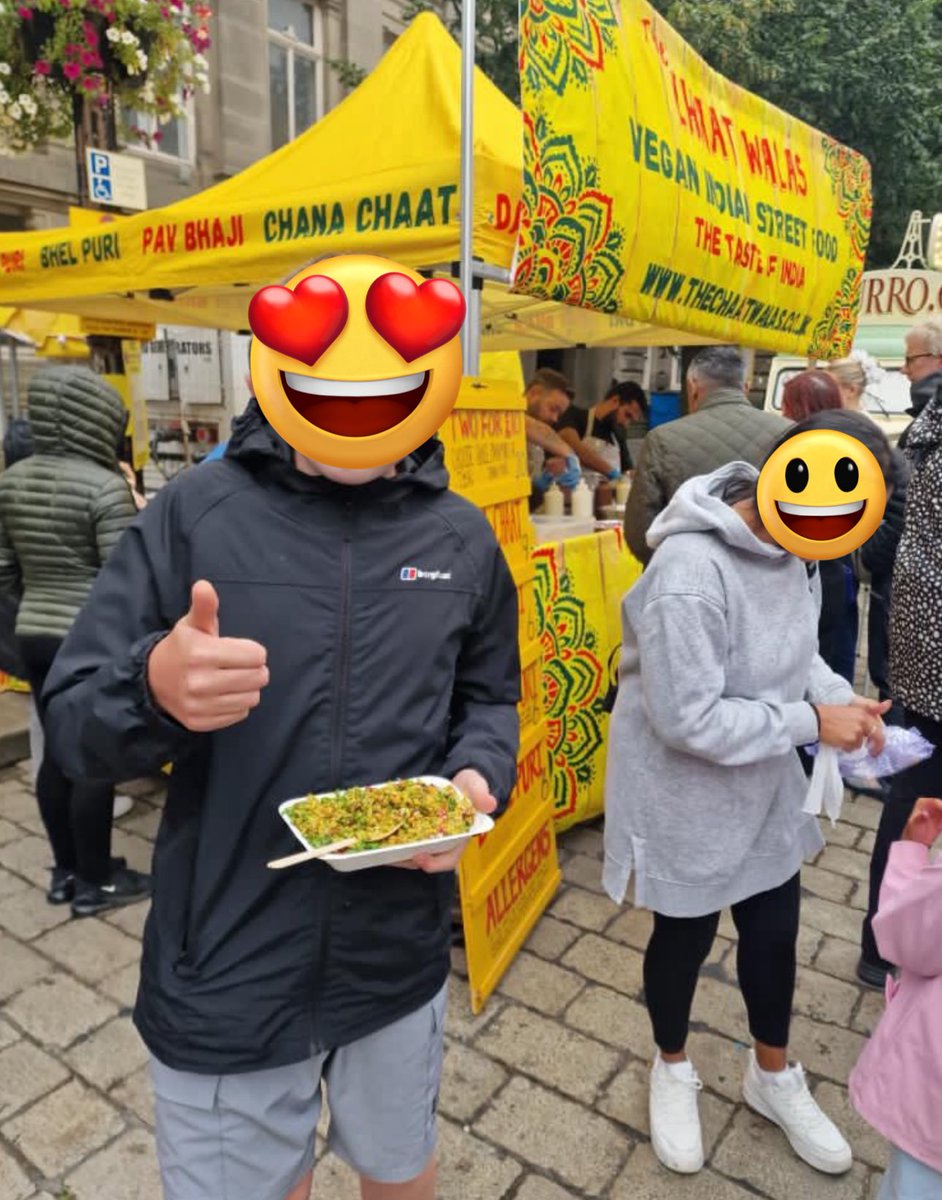 We love when we have returning customers, 4 years trading and he’s never failed to visit us, he can't get enough of the Bhel Puri! Come try some tomorrow on our last day at Bolton Food Festival 🌶️🌱