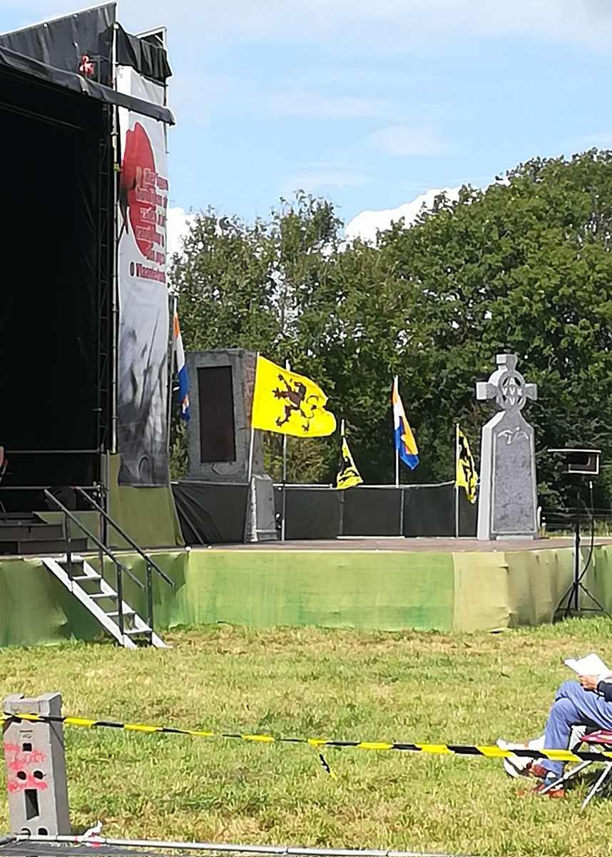 ArMarvailher's tweet photo. Ha setu echu an 23vet #IJzerwake ! Trugarez kalz d'an dud eus ar @voorpost, o deus pedet ac'hanomp ! Ur mare brav-kaer e oa bet, e bro Flandrez, gant tud dreistordinal.
Sav a ra ar gwir vroadelouriezh mignoniezh en tu-hont d'an harzoù ! https://t.co/6sraBYZlm1