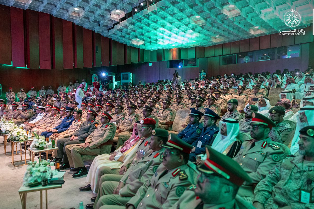 modgovksa's tweet photo. نيابةً عن سمو #وزير_الدفاع.. معالي رئيس هيئة الأركان العامة الفريق الأول الركن فياض الرويلي يشهد حفل تخريج دورة التأهيل العسكري للأطباء الجامعيين الـ 11 من طلبة كلية الأمير سلطان العسكرية للعلوم الصحية بالظهران. https://t.co/QsxcgHNRb2