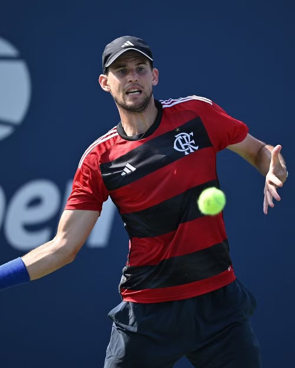 Por essa eu não esperava... 😅

Simplesmente Dominic Thiem, tenista amigo pessoal de Filipe Luís, com a peita do MALVADO! 🔴⚫️

Serviu bem?

📸: Reprodução

#USOpen #DominicThiem