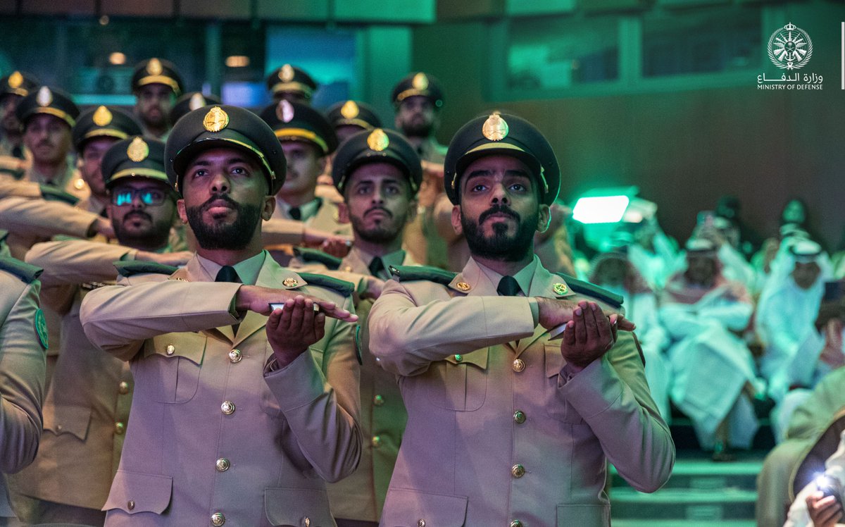 modgovksa's tweet photo. وبدأ الحفل، بكلمة لعميد الكلية الدكتور عيدان الزهراني أكد فيها أن عدد خريجي الدورة الـ 11 بلغ 70 ضابطًا طبيبًا، بعد تأهيلهم عسكريًا وعلميًا، ليلتحقوا بزملائهم في مختلف القطاعات العسكرية، بعدها أُلقيت كلمة الخريجين. https://t.co/rCxAQEJSN0