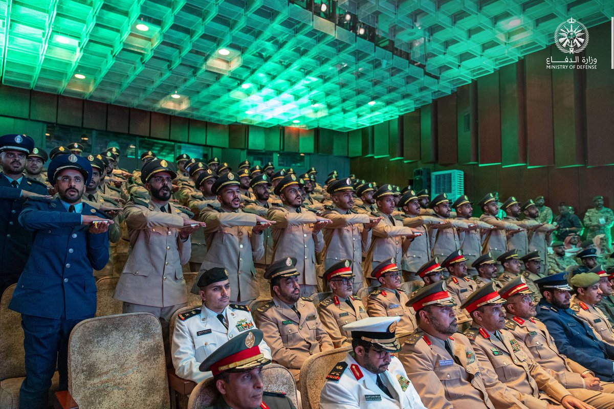 modgovksa's tweet photo. وبدأ الحفل، بكلمة لعميد الكلية الدكتور عيدان الزهراني أكد فيها أن عدد خريجي الدورة الـ 11 بلغ 70 ضابطًا طبيبًا، بعد تأهيلهم عسكريًا وعلميًا، ليلتحقوا بزملائهم في مختلف القطاعات العسكرية، بعدها أُلقيت كلمة الخريجين. https://t.co/rCxAQEJSN0